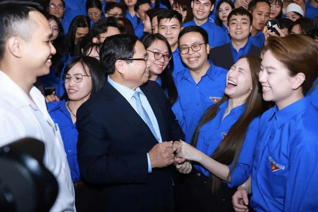 Hòa Minzy được vinh danh tại Đại hội Thanh niên tiên tiến làm theo lời Bác năm 2025 2 Khoảnh khắc Hòa Minzy hạnh phúc khi được gặp Thủ tướng Phạm Minh Chính.