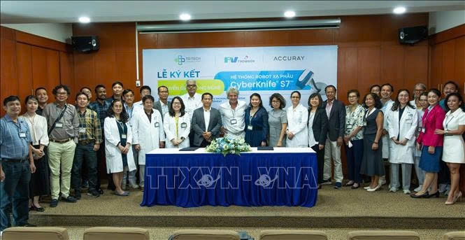 Bệnh viện đầu tiên tại Việt Nam đầu tư hệ thống robot xạ phẫu tích hợp AI điều trị ung thư 3 Lãnh đạo Bệnh viện FV kí kết mua bán và chuyển giao công nghệ với đại diện của Accuray - nhà sản xuất hệ thống xạ phẫu CyberKnife S7. Ảnh: TTXVN phát