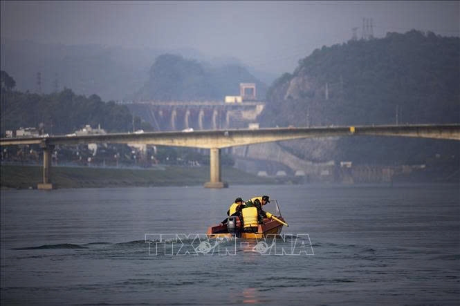 Luc luong chuc nang Bo chi huy Quan su tinh Hoa Binh su dung thiet bi chuyen dung ra pha bom min vat lieu no lam sach ha luu Nha may thuy dien Hoa Binh. 456