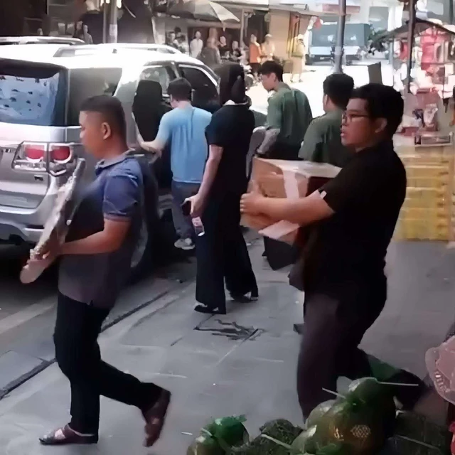 Tạm giữ TikToker Lê Việt Hùng để điều tra hành vi cưỡng đoạt tài sản 1 Lực lượng chức năng thu giữ nhiều tài liệu để phục vụ công tác điều tra. Ảnh: cắt từ clip