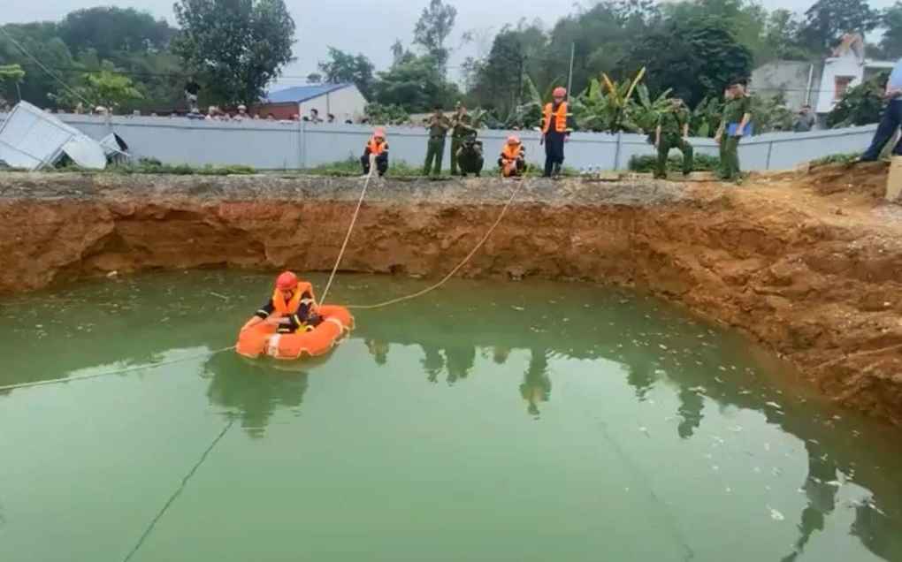 Lực lượng chức năng tìm kiếm nạn nhân gặp nạn