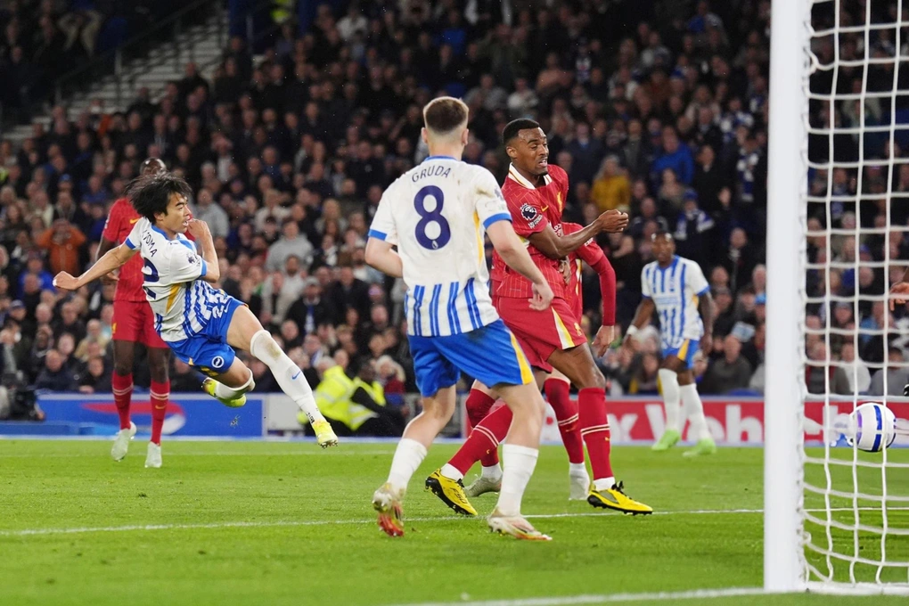 Brighton tạo địa chấn, lội ngược dòng hạ gục Liverpool trong trận cầu kịch tính 2 Mitoma ghi bàn quân bình tỷ số 2-2 cho đội chủ nhà Brighton