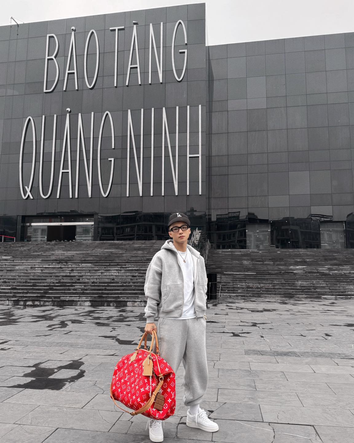 Sơn Tùng M-TP gây bão mạng khi mang túi hiệu gần 300 triệu đi chợ Bến Thành 4 Nam ca sĩ là người có gu thời trang và chăm "chơi" hàng hiệu