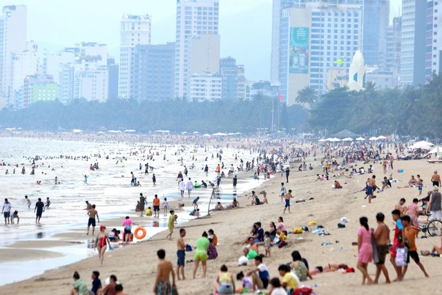 Nang nong keo dai nhieu nguoi dan Nha Trang va du khach do ra bien tam rat dong nhung ngay qua 54656