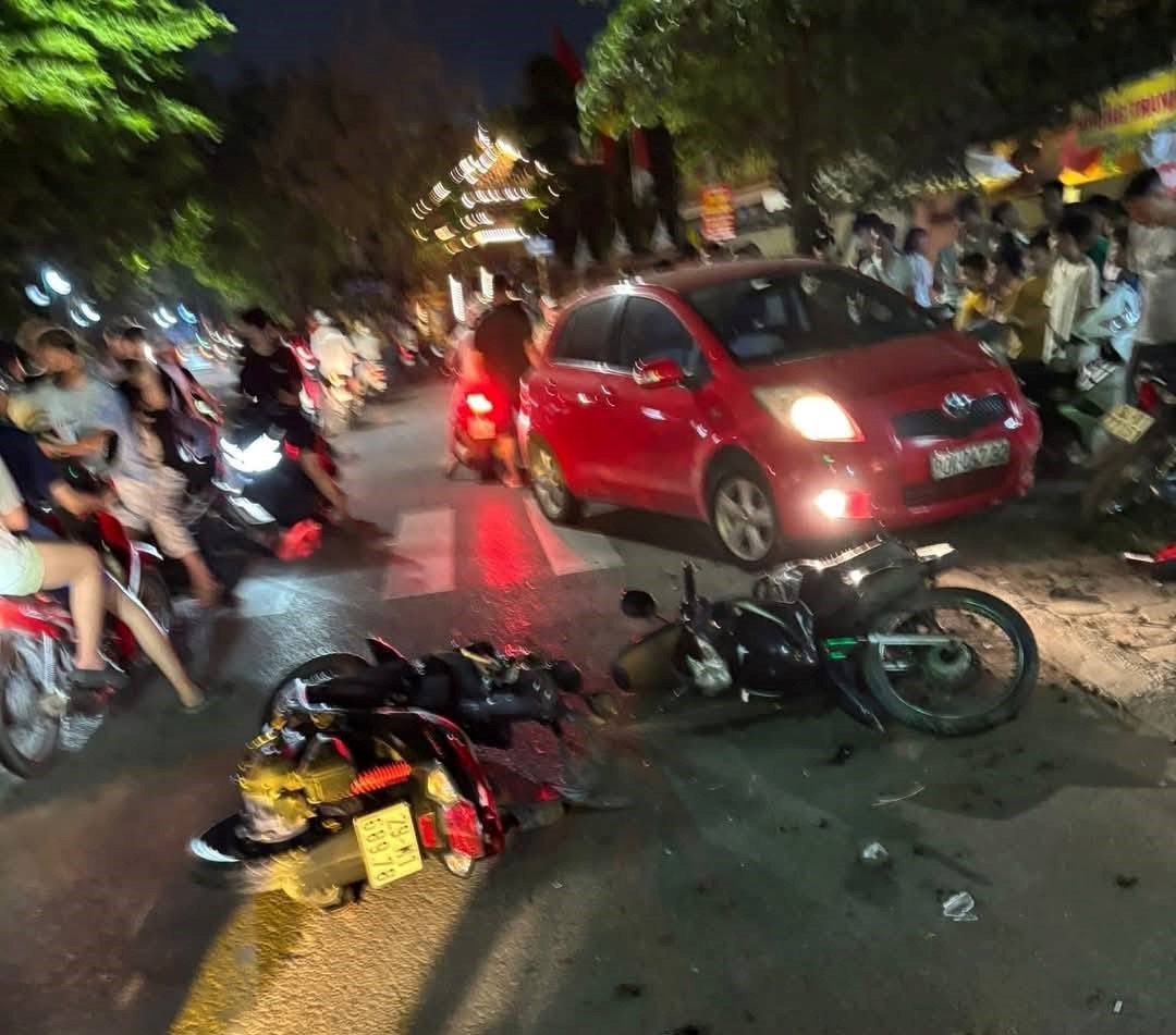 Hà Nội: Nghi vấn tài xế say xỉn gây tai nạn liên hoàn trên đường Kim Giang, hai người bị thương 1 Người dân chia sẻ hình ảnh hiện trường vụ tai nạn