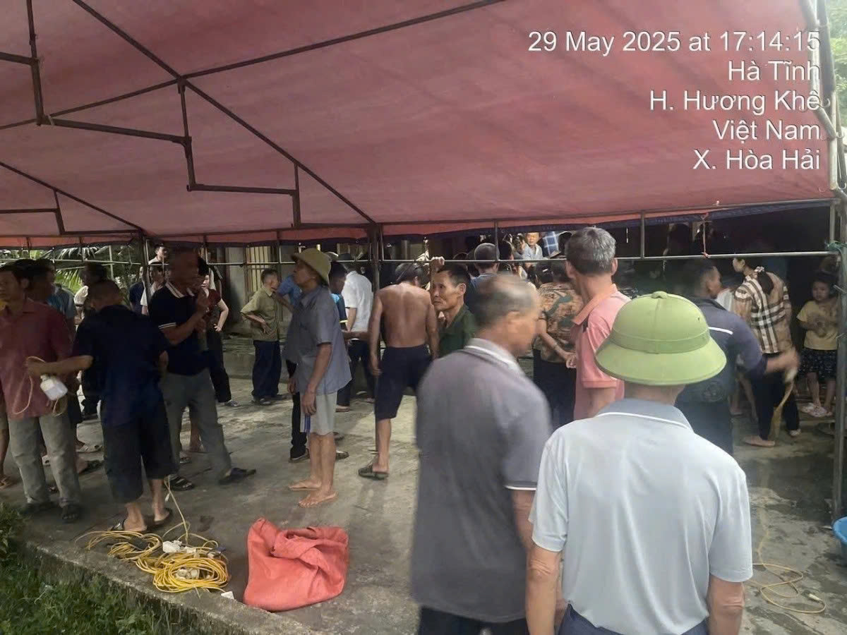 Nguoi dan co mat rat dong sau khi anh N. tu vong do set danh. 54566