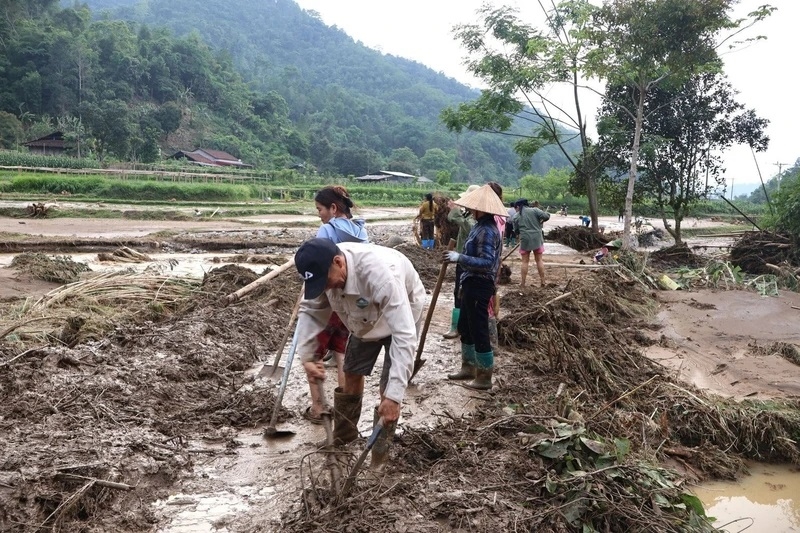Nguoi dan khac phuc hau qua sau con mua