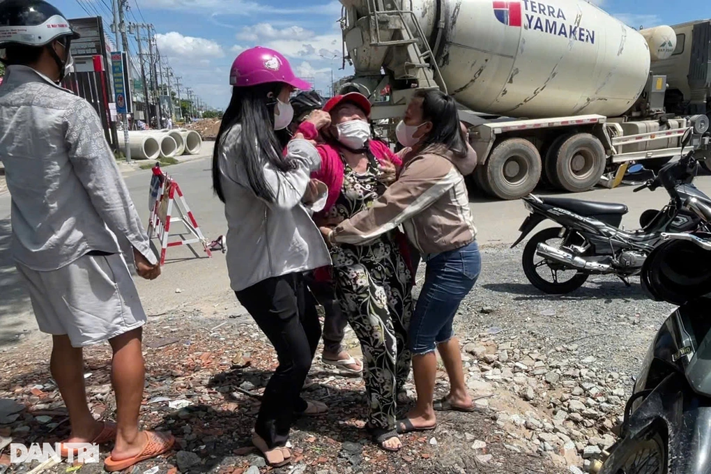 Nguoi me chong nga quy khi nghe tin con dau da mat tren duong di cap cuu 45556