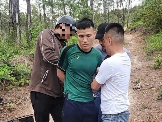 Nguyen Van Bao mac ao xanh thoi diem bi bat giu 5466