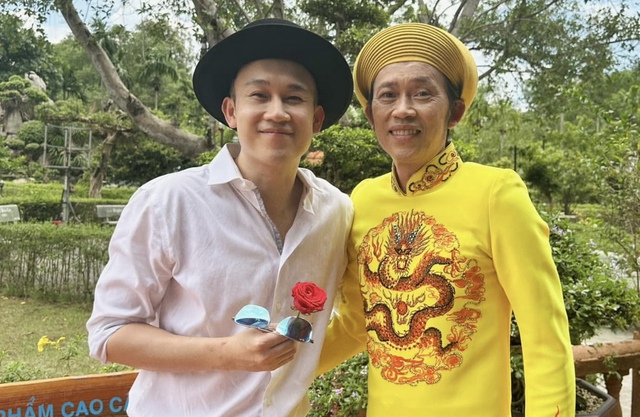 NS Hoài Linh lộ diện với diện mạo gầy rộc, gây nhiều lo lắng cho khán giả 2 Nhiều người nhận xét rằng diện mạo của nghệ sĩ đã xuống sắc đi khá nhiều so với thời gian trước