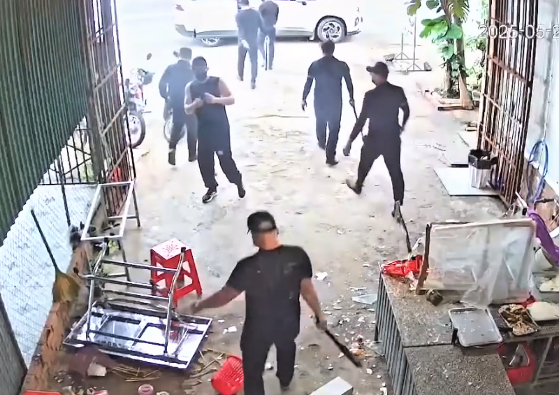 Nhóm đối tượng ngang nhiên vào quán đập phá.