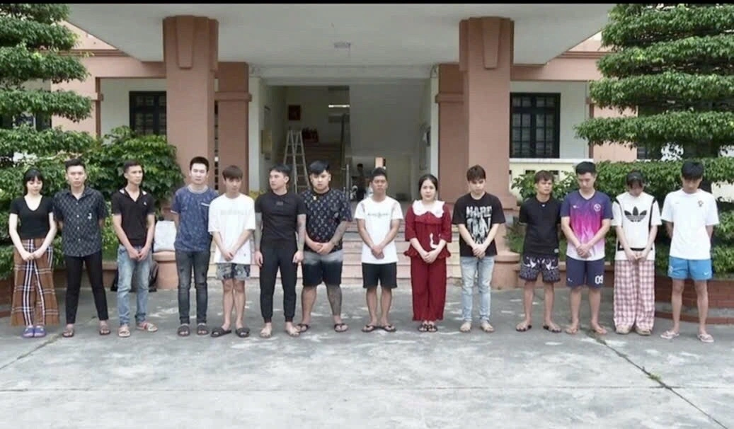 Nhom nguoi lien quan duong day lua dao tai co quan cong an 4566