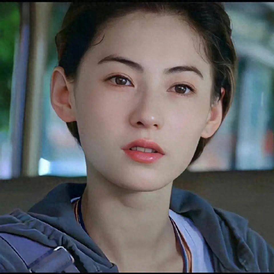 Trương Bá Chi – Hành trình từ “nàng thơ cuối cùng của Hong Kong” đến biểu tượng tiếc nuối của showbiz Hoa ngữ 1 Nhưng ánh hào quang ấy không kéo dài mãi.