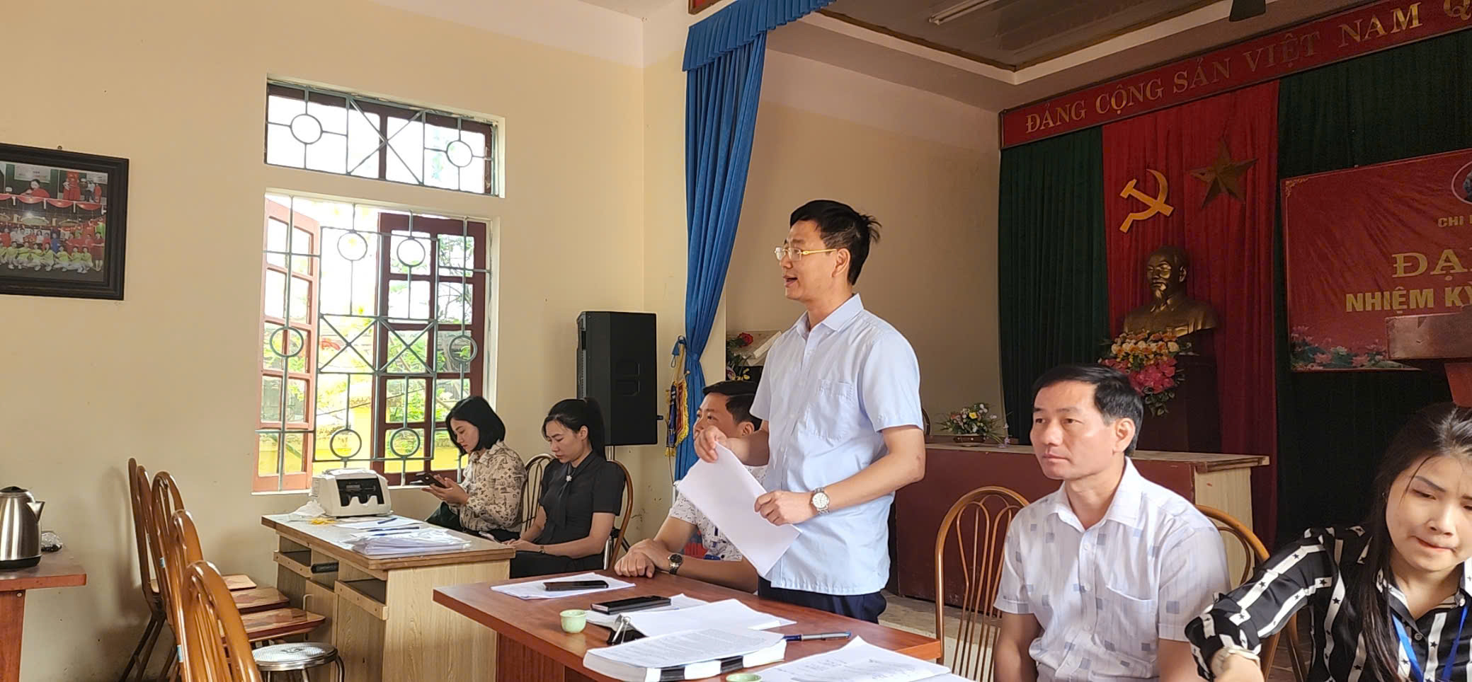 Ong Duong Van Thang Bi thu Dang uy xa Trung My giai dap nhung thac mac cua nguoi dan tai buoi chi tra tien boi thuong GPMB du an duong day 500kV Lao Cai Vinh Yen. 45667