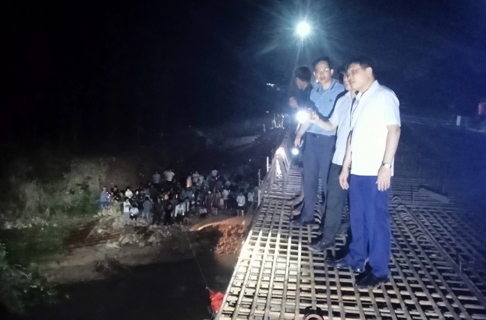Ông Nghiêm Xuân Cường, Phó Chủ tịch UNND tỉnh, cùng lãnh đạo huyện Hải Hà có mặt tại hiện trường chỉ đạo tìm kiếm các nạn nhân