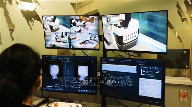 Bệnh viện đầu tiên tại Việt Nam đầu tư hệ thống robot xạ phẫu tích hợp AI điều trị ung thư 2 Phòng điều khiển hệ thống robot xạ phẫu CyberKnife S7. Ảnh: TTXVN phát