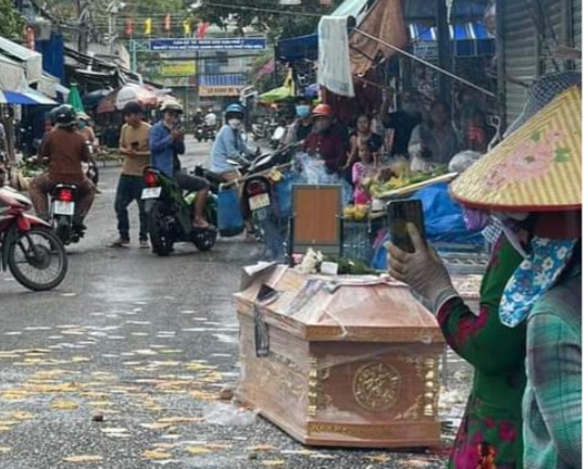 Truy tố nhóm người mang quan tài đến nhà chủ hụi để đòi nợ tại Phan Thiết 1 Quan tài được đặt trước nhà chủ hụi Loan Chi, ngay đường vào chợ Phú Thủy, tháng 11-2023