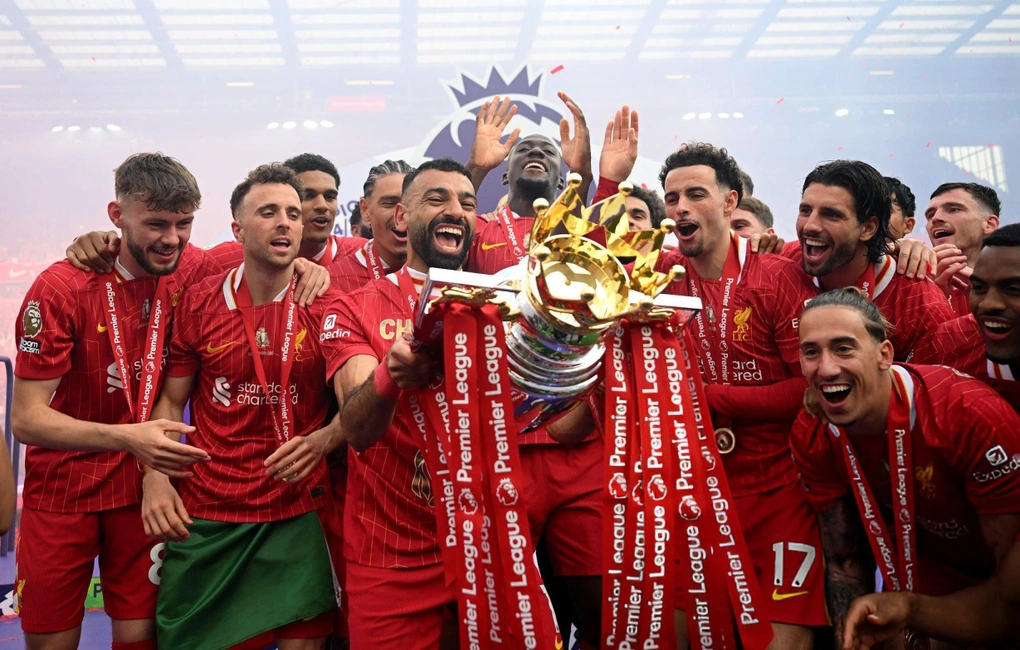 Mohamed Salah đi vào lịch sử Premier League với cú hat-trick danh hiệu cá nhân 2 Salah cùng các đồng đội tại Liverpool ăn mừng trong lễ trao cúp vô địch Premier League