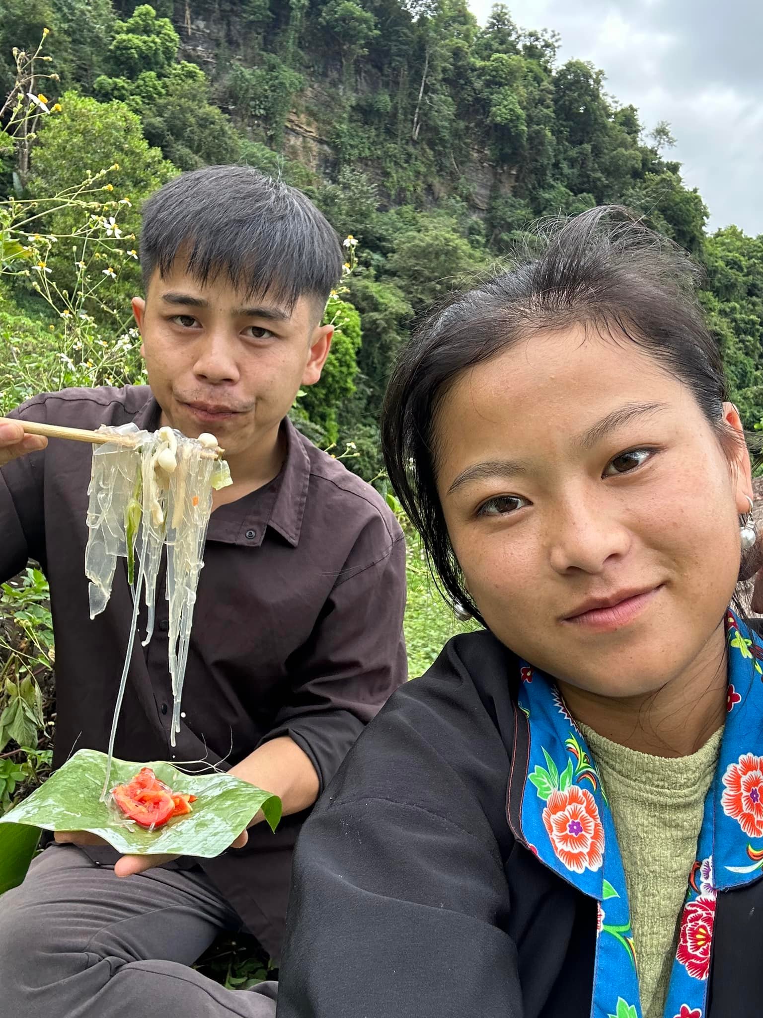 Sùng Bầu và chồng - anh Hạng A Tú.