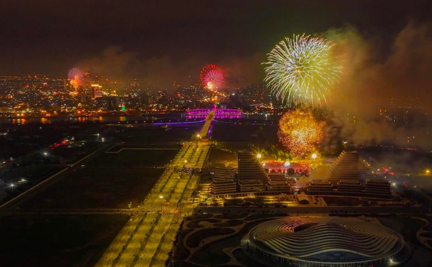 Pháo hoa ở các khu vực khác nhau cùng thắp sáng bầu trời Hải Phòng. (Ảnh: Mạnh Zô - Drone Photographer)