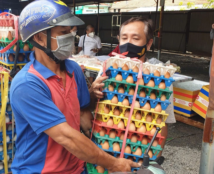 Hiệp hội Gia cầm Việt Nam bác bỏ tin đồn trứng gà giả, đề nghị xử lý nghiêm đối tượng tung tin sai lệch 2 Thông tin về việc trứng gà giả khiến cho giá trứng gà đã giảm có nguy cơ càng giảm thêm
