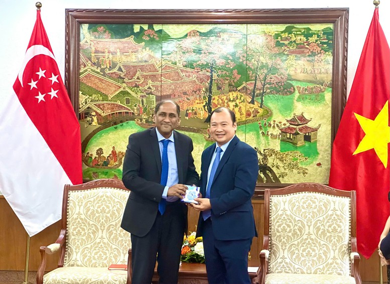 Thu truong Thuong truc Bo Van hoa The thao va Du lich Le Hai Binh va Dai su Dac menh toan quyen Singapore tai Viet Nam Jaya Ratnam