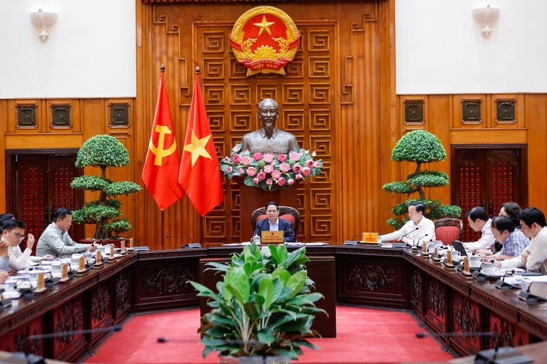 Thủ tướng: Khởi công tuyến đường sắt Lào Cai – Hà Nội – Hải Phòng vào ngày 19/12/2025 1 Thủ tướng Phạm Minh Chính chủ trì cuộc họp với các bộ ngành, đơn vị liên quan để rà soát việc triển khai các dự án đường sắt kết nối với Trung Quốc - Ảnh: VGP/Nhật Bắc