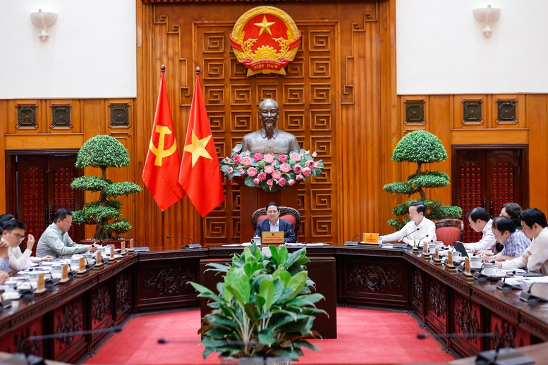 Bàn giao ranh giới giải phóng mặt bằng Dự án đường sắt Lào Cai - Hà Nội - Hải Phòng trong tháng 5/2025 1 Thủ tướng Phạm Minh Chính chủ trì cuộc họp ngày 20/5 với các bộ ngành, đơn vị liên quan để rà soát việc triển khai các dự án đường sắt kết nối với Trung Quốc - Ảnh: VGP/Nhật Bắc