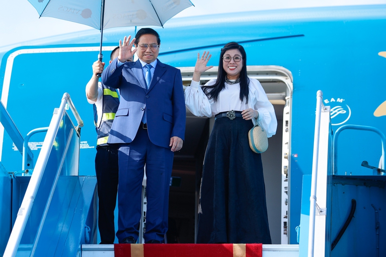 Thủ tướng Phạm Minh Chính về tới Hà Nội, kết thúc chuyến công tác tại Malaysia 1 Chiều 28/5, Thủ tướng Phạm Minh Chính và Phu nhân cùng đoàn đại biểu Việt Nam đã về tới Hà Nội, kết thúc tốt đẹp chuyến thăm chính thức Malaysia và tham dự Hội nghị Cấp cao ASEAN lần thứ 46 - Ảnh: VGP/Nhật Bắc