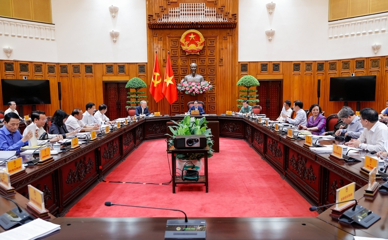 Thủ tướng nhấn mạnh yêu cầu, cùng với phân cấp, phân quyền cho địa phương, các cơ quan ở Trung ương tập trung thực hiện các nhiệm vụ quản lý nhà nước (xây dựng chiến lược, kế hoạch; thể chế, pháp luật; cơ chế, chính sách phát triển, huy động nguồn lực...) - Ảnh: VGP/Nhật Bắc