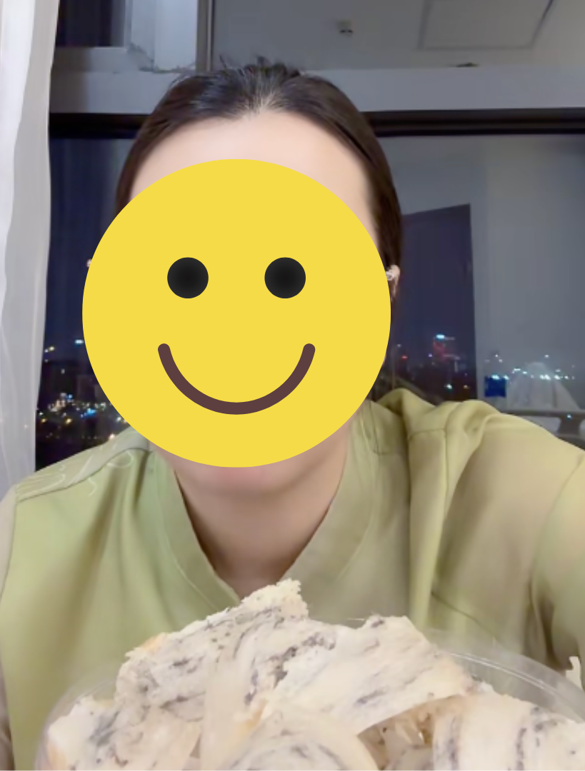 Toàn cảnh vụ yến sào giá rẻ "Quyền Leo Daily": Người bán lên tiếng, ngừng kinh doanh vì bị "toxic" 4 Thúy Nguyễn trong livestream tối 12/5 (Ảnh chụp màn hình)