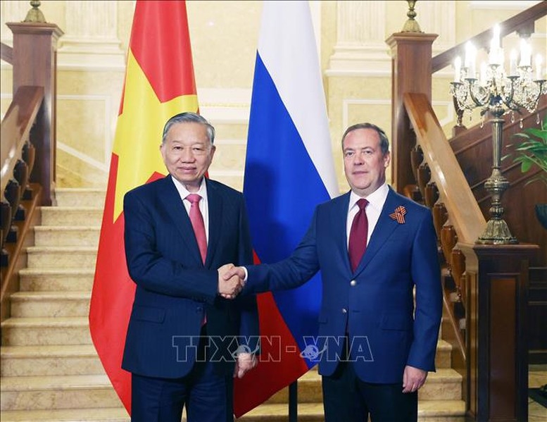 Việt Nam mong muốn hợp tác chặt chẽ với Liên bang Nga để nâng tầm quan hệ 1 Tổng Bí thư Tô Lâm với Chủ tịch Đảng nước Nga Thống nhất, Phó Chủ tịch Hội đồng An ninh Liên bang Nga Dmitry Medvedev - Ảnh: TTXVN