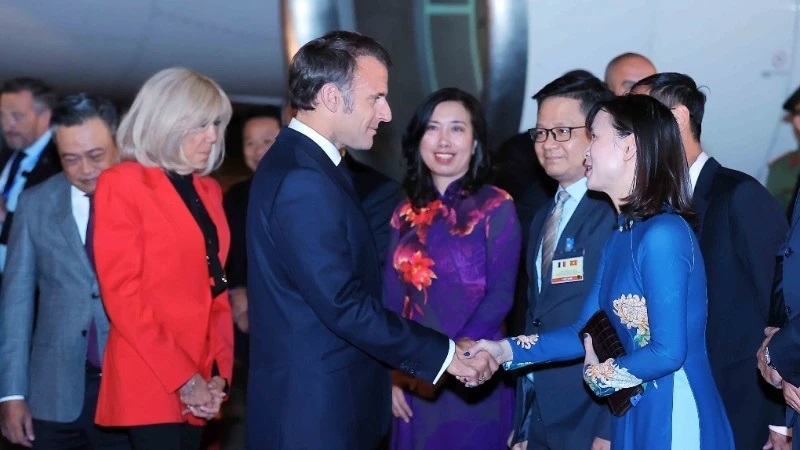 Tong thong Cong hoa Phap Emmanuel Macron va Phu nhan den Ha Noi