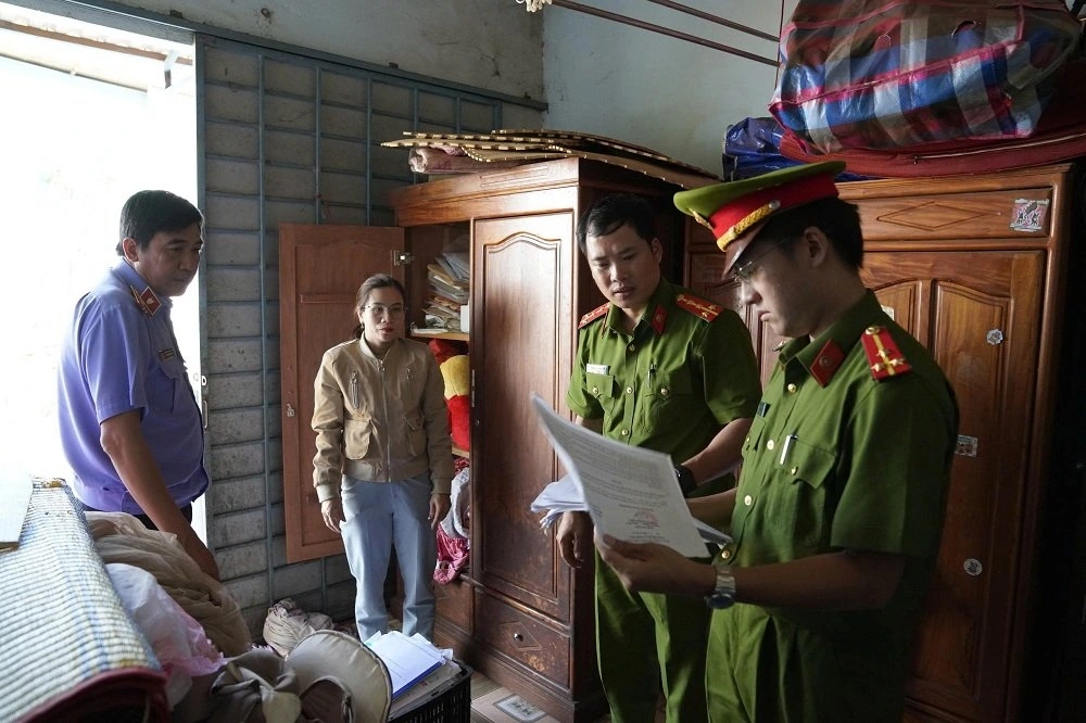Gia Lai: Phó Chủ tịch HĐND xã và loạt cán bộ bị khởi tố vì phá rừng, nhận hối lộ và tham ô 3 Trần Thị Bảy - công chức tài chính kế toán xã Ia Phí, huyện Chư Păh bị khởi tố về hành vi "Tham ô tài sản"