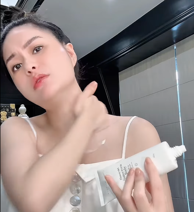 Mỹ phẩm do công ty của chồng Đoàn Di Băng phân phối tiếp tục bị thu hồi vì sai phạm về chỉ số chống nắng 3 Trong một clip, Đoàn Di Băng nói đã dùng sản phẩm trước khi bán và khuyên khách hàng mua để chống nắng.