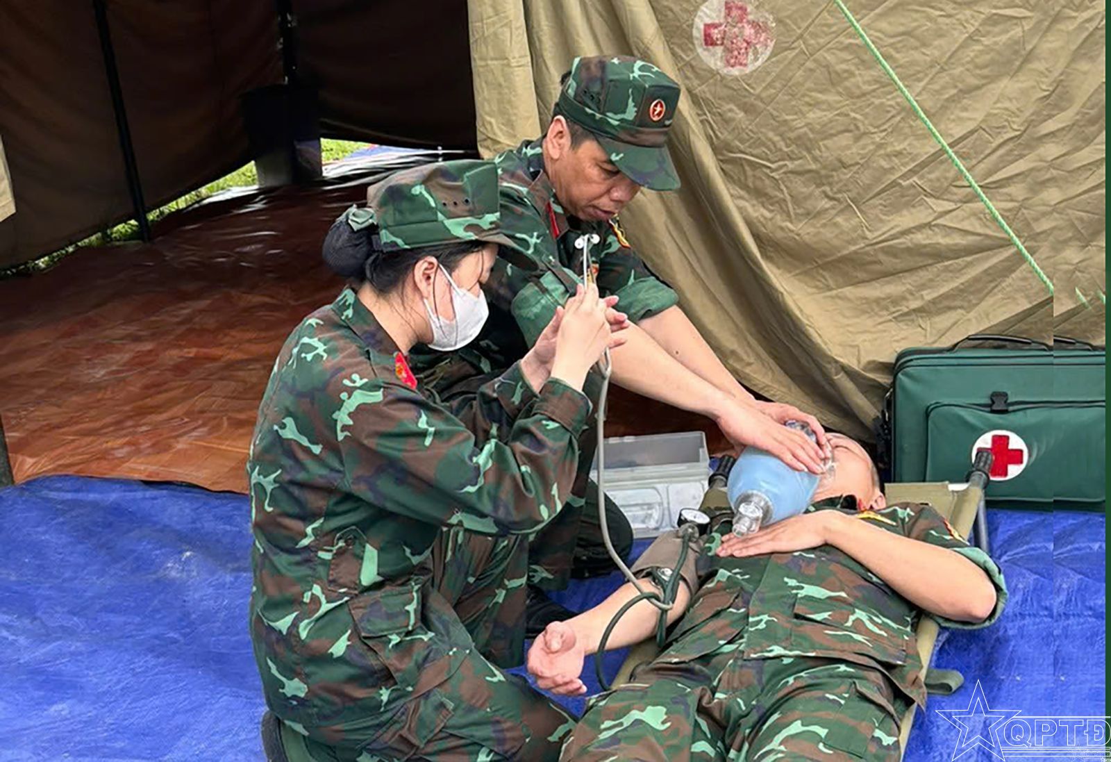 Trung tá Nguyễn Bá Quang hướng dẫn nhân viên đơn vị cấp cứu say nắng, say nóng.