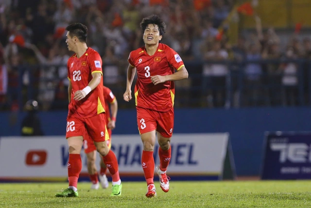 Hai tuyển thủ Việt Nam được triệu tập bổ sung vào đội hình ASEAN All-Stars đối đầu Man United 1 Văn Vĩ có màn trình diễn nổi bật trong màu áo tuyển Việt Nam đợt FIFA Days tháng 3