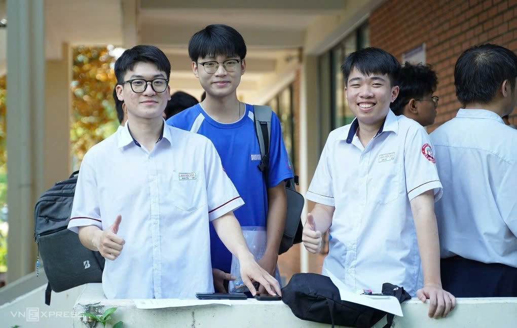 Cách tập luyện giúp sĩ tử khỏe mạnh trong mùa thi 1 Vận động hợp lý không làm mất thời gian ôn tập mà ngược lại, giúp sĩ tử tăng cường thể chất, cải thiện tinh thần và học tập hiệu quả hơn.