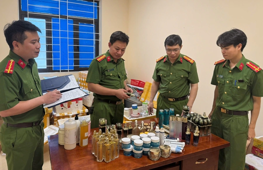 Thanh Hóa triệt phá ổ sản xuất mỹ phẩm giả quy mô lớn, nguyên liệu giá rẻ chỉ 50.000 đồng/kg 1 Văn phòng Cơ quan CSĐT Công an tỉnh Thanh Hóa triệt phá cơ sở sản xuất, buôn bán
