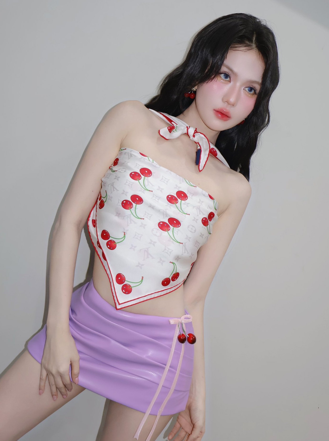 Ngọc Trinh tái xuất với phong cách thời trang gợi cảm, gây sốt mạng xã hội 3 Về cách trang điểm, Ngọc Trinh lại 'lăng xê' xu hướng tự nhiên, nhấn nhá ửng hồng phần gò má và đôi môi căng bóng.