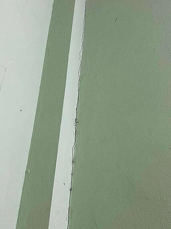 Chuyên gia nhận định về trận động đất 5.0 độ tại Mường Chà, Điện Biên: Nguy cơ tiềm ẩn nhưng chưa gây thiệt hại nghiêm trọng 1 Vết nứt trên tường nhà anh Tạ Thanh Lương ở xã Thanh Hưng, huyện Điện Biên xuất hiện sau động đất.