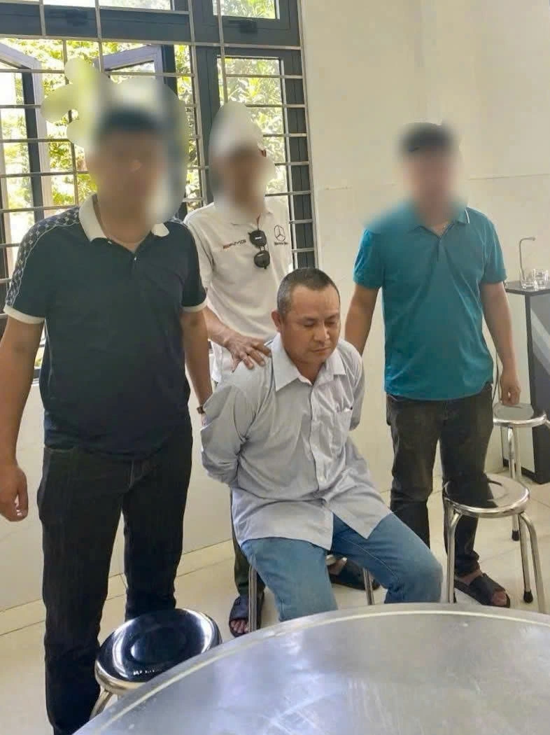 Bắt giữ nghi phạm sát hại hàng xóm ở Quảng Trị khi đang lẩn trốn tại Quảng Nam 2 Võ Thế Hùng (giữa) khi bị bắt giữ