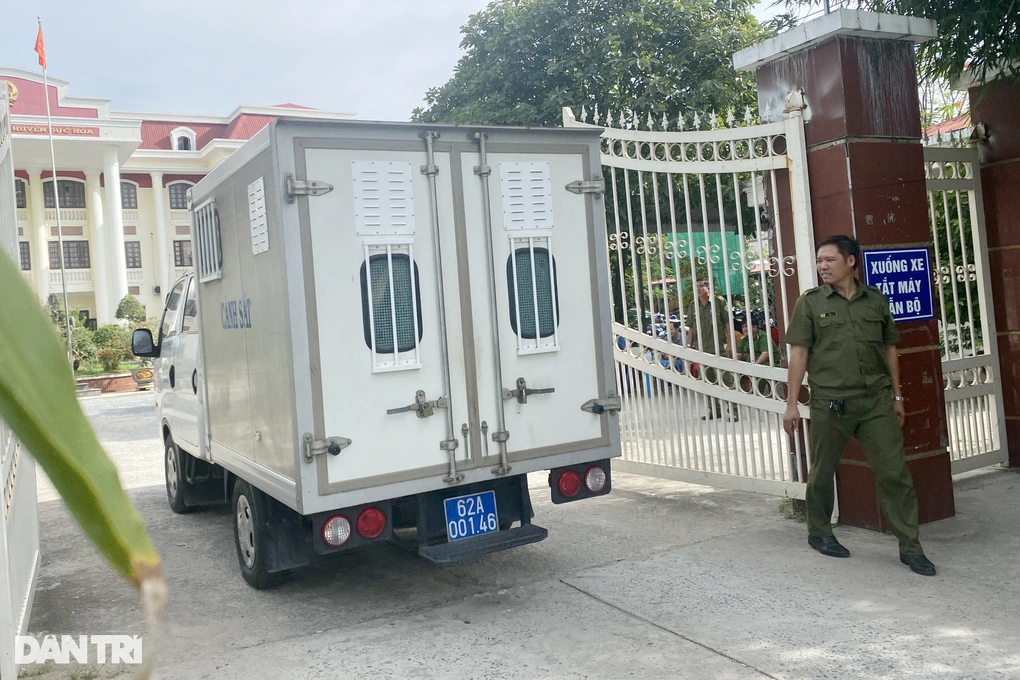 Lê Thanh Nhất Nguyên lĩnh tổng cộng 13 năm tù vì tội lừa đảo và vi phạm quyền tự do dân chủ 1 Xe cảnh sát đưa bị cáo Lê Thanh Nhất Nguyên đến TAND huyện Đức Hòa