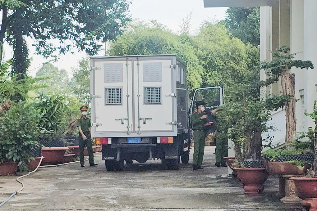 Ông Lê Tùng Vân bị tuyên án 3 năm tù về tội loạn luân 1 Xe chuyên dụng đưa những người quan vụ án đến TAND huyện Đức Hòa sáng nay