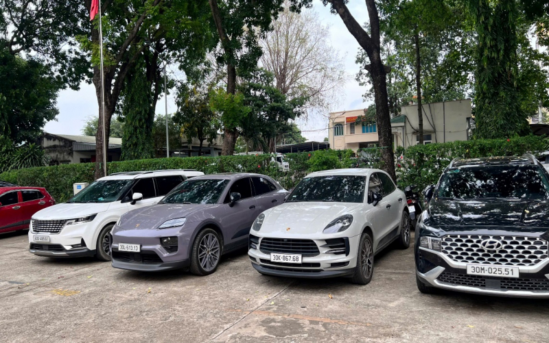 Phá đường dây lừa đảo tiền ảo quy mô gần 10.000 tỷ đồng: Hàng chục nghìn người sập bẫy đầu tư 3 Xe hơi hạng sang Công an thu giữ từ các đối tượng.