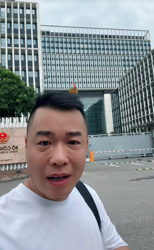 Xuất hiện loạt clip/hình ảnh Tôn Bằng đứng trước cổng cơ quan chức năng sau 2 tháng Hằng Du Mục bị bắt.