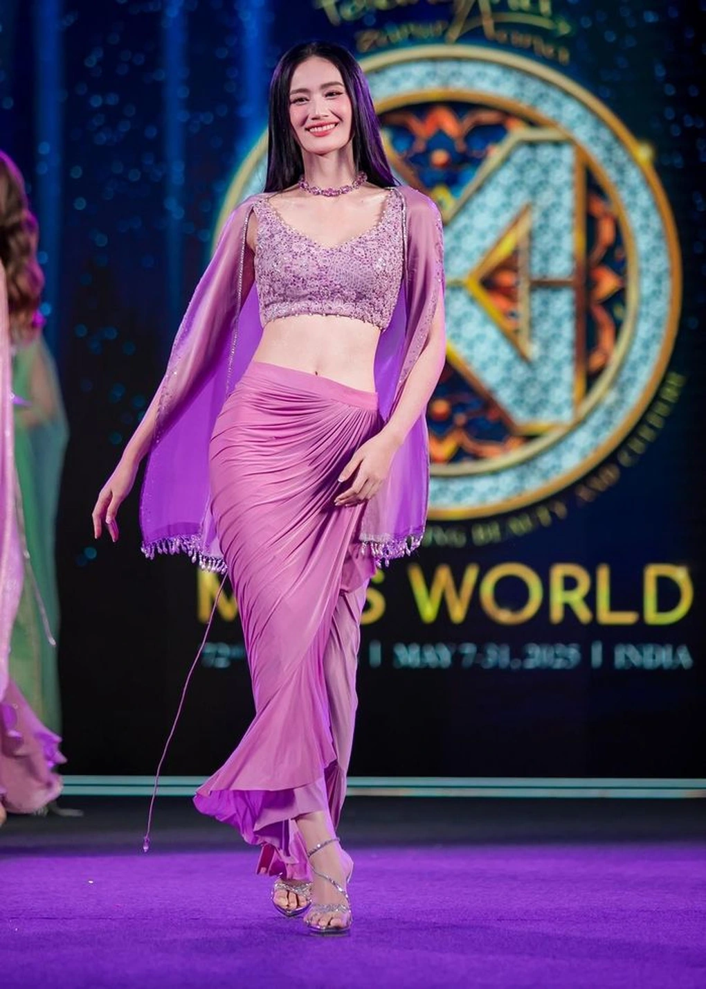 Ý Nhi trình diễn tại phần thi Top Model tại Hoa hậu Thế giới 2025 