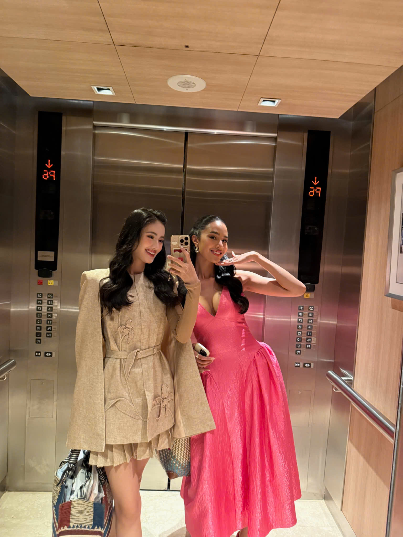 Ý Nhi và Opal là 2 người bạn cùng phòng, thường xuyên đồng hành cùng nhau trong cuộc thi Miss World năm nay