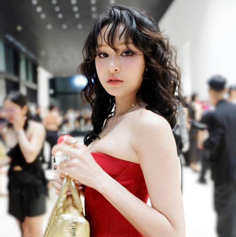 Hiền Hồ, tên thật là Hồ Thị Hiền, sinh ngày 26/2/1997 tại Đắk Lắk