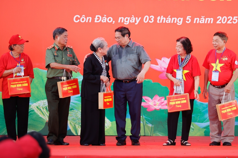 Thủ tướng dự cuộc gặp mặt, tri ân các chiến sĩ cách mạng bị địch bắt tù đày 2 Thủ tướng tặng quà, tri ân các chiến sĩ cách mạng bị địch bắt tù đày.